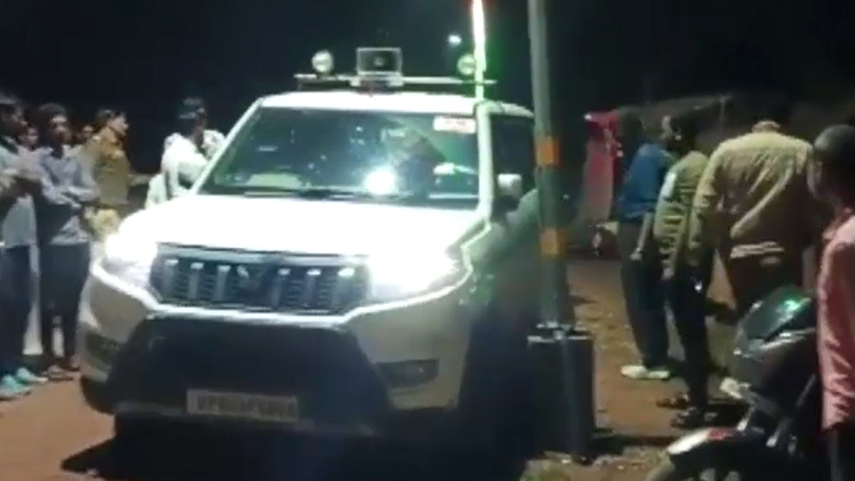 भीड़ ने सरकारी गाड़ी के ड्राइवर और होमगार्ड को पीटा.(Photo:Screengrab)