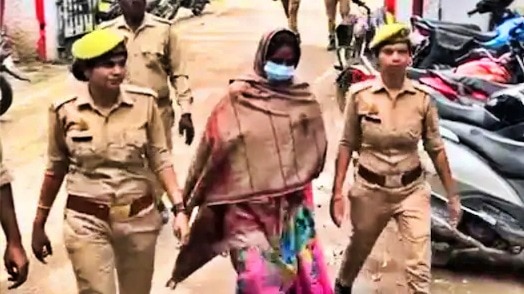 लखनऊ पुलिस की गिरफ्त में हत्यारोपी पत्नी (Photo- ITG)