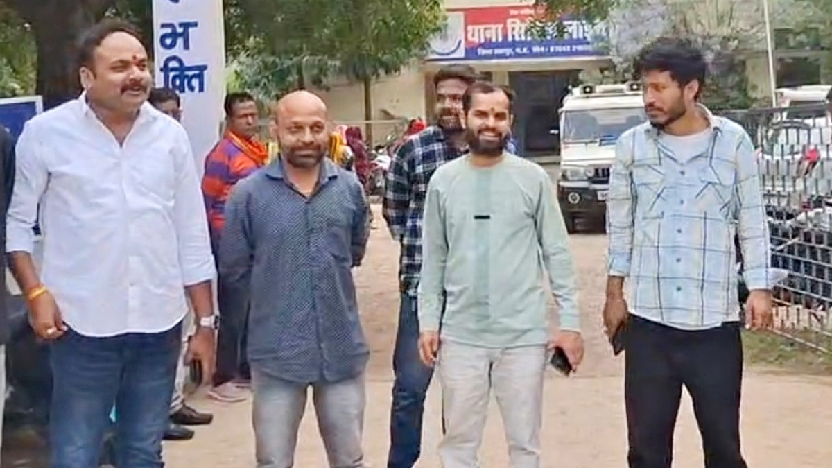 शिकायत लेकर थाने पहुंचे RSS कार्यकर्ता.(Photo:ITG)