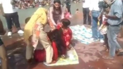 आपस में भिड़ गईं महिलाएं (Photo: Screengrab)