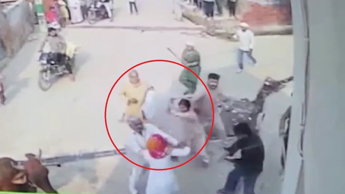 बीचे सड़क ताऊ पर टूट पड़े भाई बहन की गुंडई वायरल (Photo: ITG)