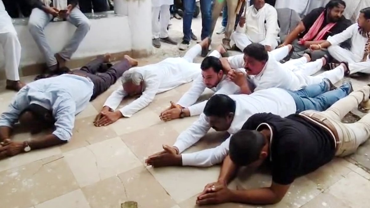 कांग्रेस कार्यकर्ताओं का दंडवत प्रदर्शन.(Photo:ITG)