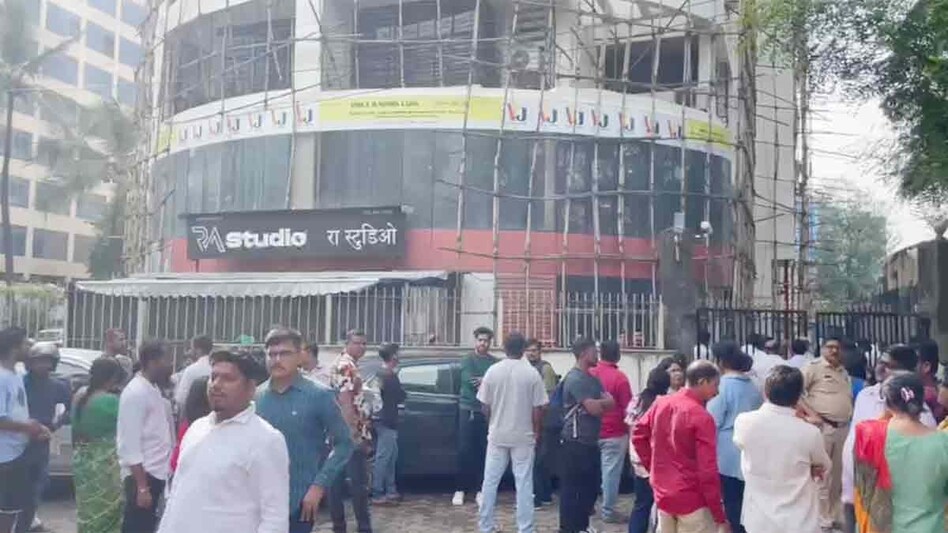 LIVE: मुंबई में दिनदहाड़े बंधक बनाए गए 15-20 बच्चे, एक्टिंग स्टूडियो के बाहर हड़कंप - mumbai children kidnapped inside acting school LCLAR - AajTak