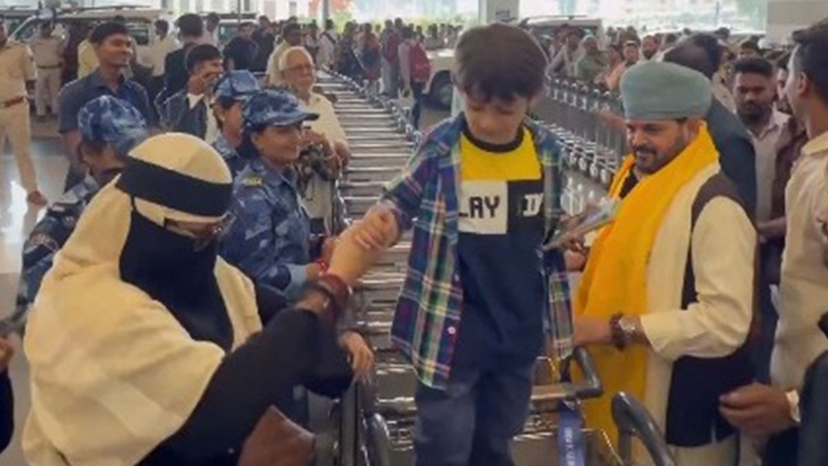 पटना एयरपोर्ट ने मुस्लिम बच्ची के साथ बृजभूषण शरण सिंह ने सेल्फी ली (Photo: ITG)