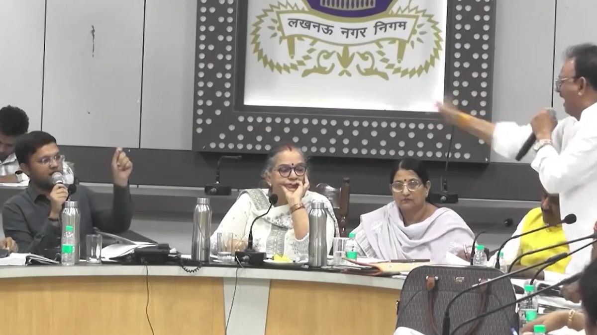 नगर निगम की बैठक में मचा बवाल. (Photo: Screengrab)