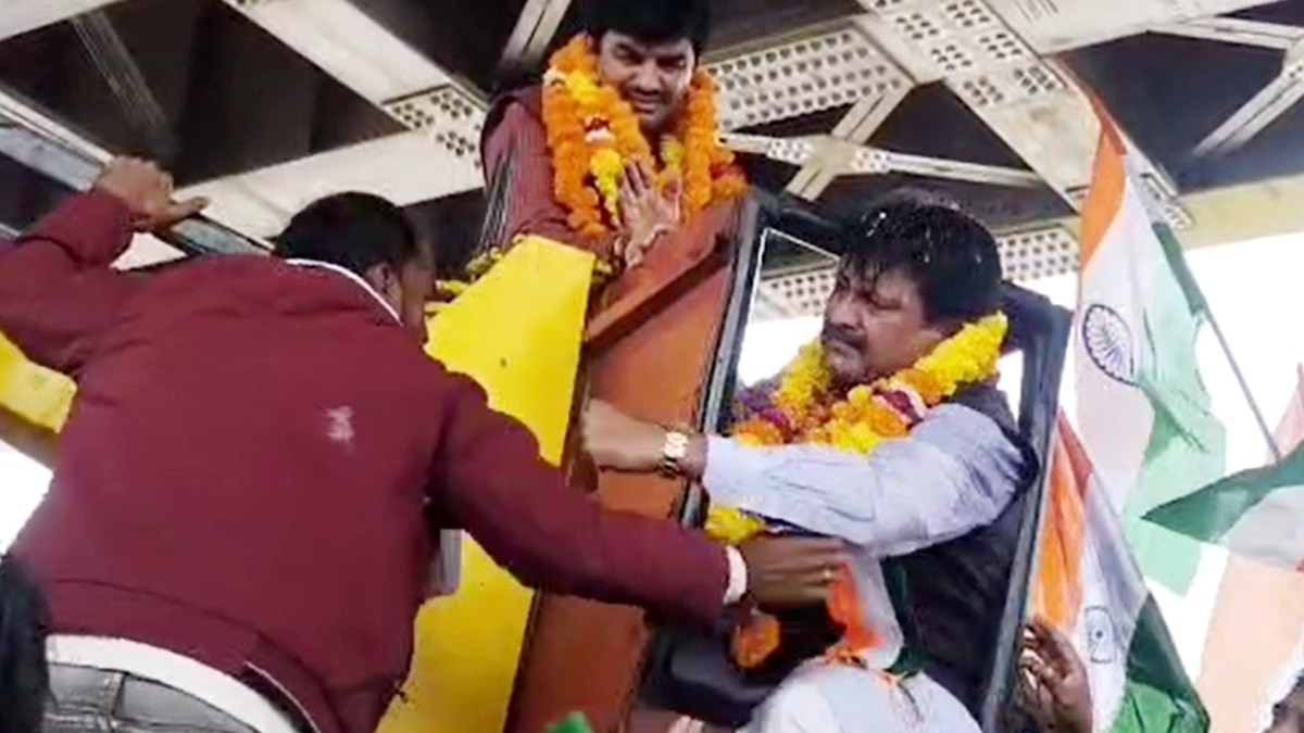 निगमकर्मी को चांटा मारते BJP सांसद गणेश सिंह.(Photo:Screengrab)