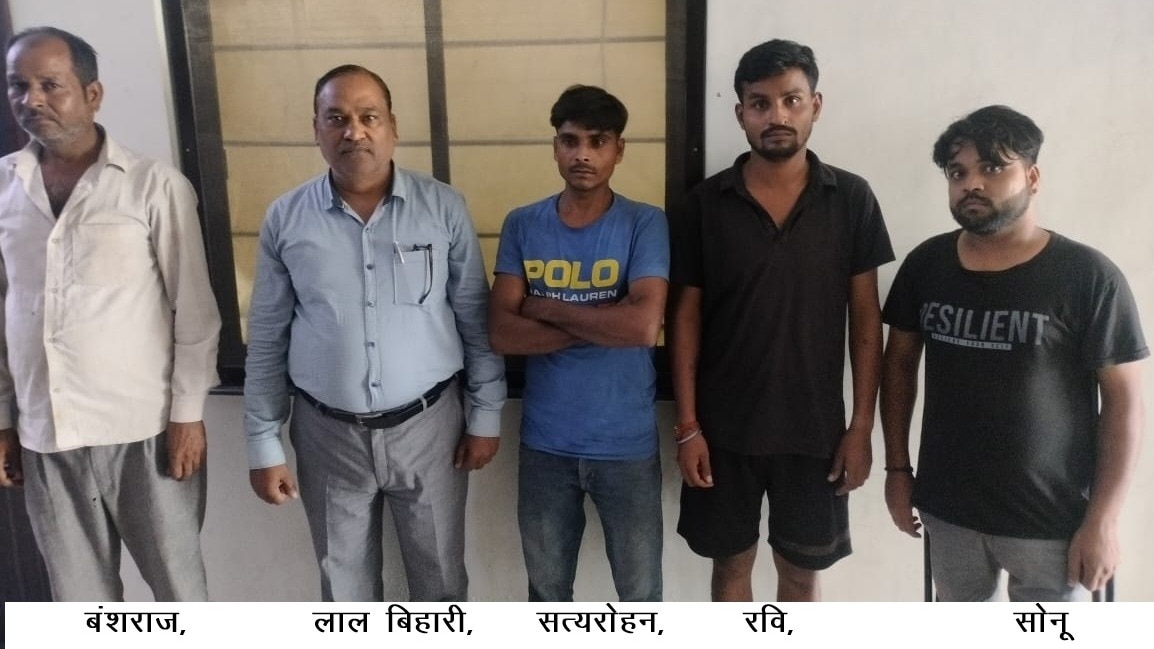 फर्जी जन्म-मृत्यु प्रमाण पत्र बनाने वाले 5 गिरफ्तार (Photo: Santosh/ITG)