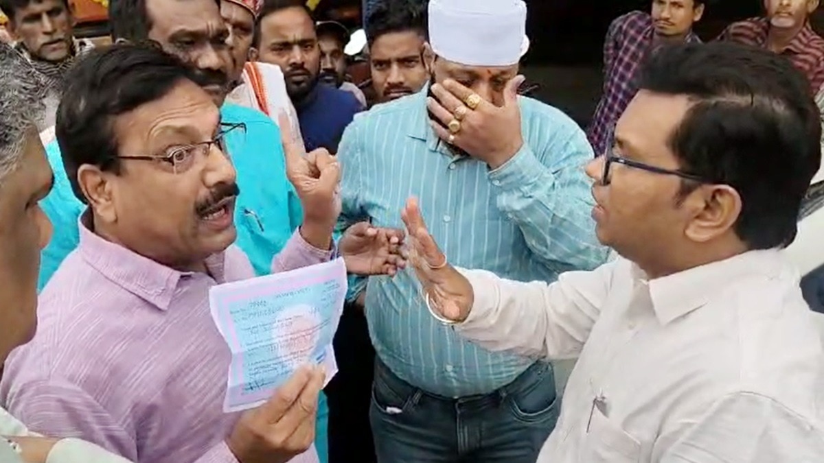 RTO और BJP नेताओं के बीच सड़क पर बहस.(Photo:Screengrab)