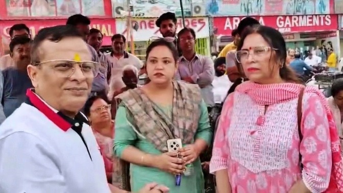 मेरठ मे महिलाओं ने बीजेपी नेता को सुनाई खरी-खरी (Photo- ITG)