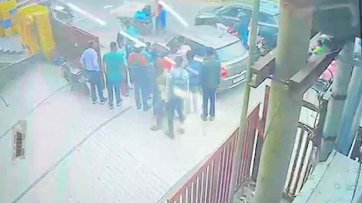  Auto driver beaten up after hitting child, dies in hospital, one arrested