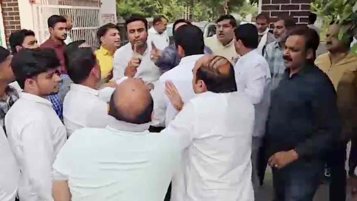 टीचर और आरएलडी नेता में मारपीट (Photo: Screengrab)