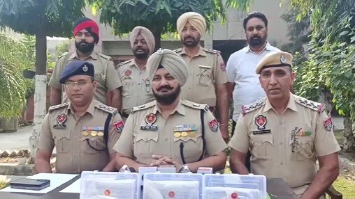 6 मोबाइल बरामद.(Photo: Screengrab)