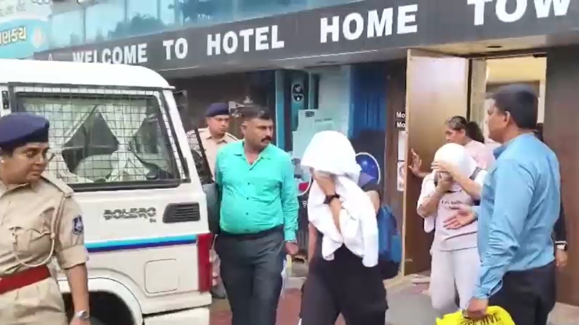 हर ग्राहक से लेते थे 5-6 हजार रुपये. (Photo: Screengrab)