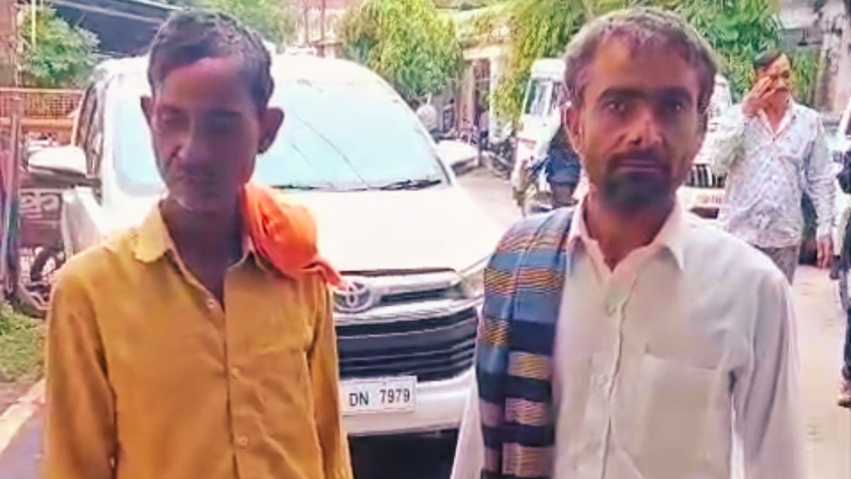 जिलाधिकारी के पास शिकायत करने पहुंचे पीड़ित. (Photo: ITG)