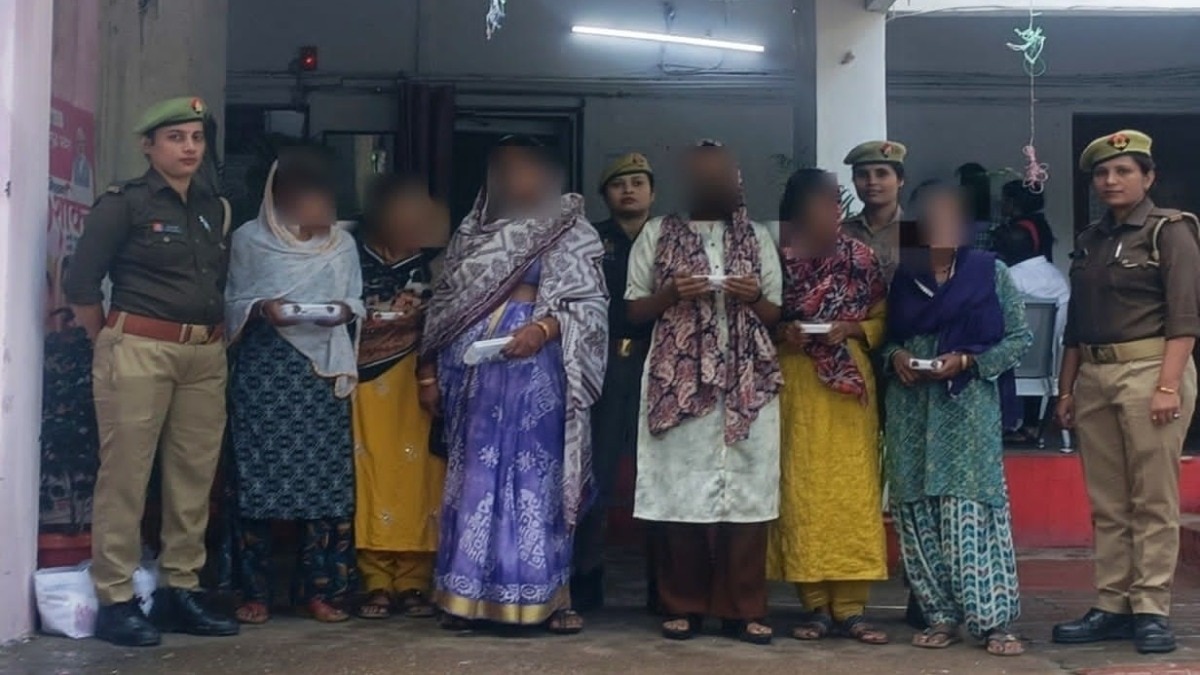 पुलिस गिरफ्त में सवारियों से लूटपाट करने वाली महिलाएं. (Photo: Ashish Srivastava/ITG) 