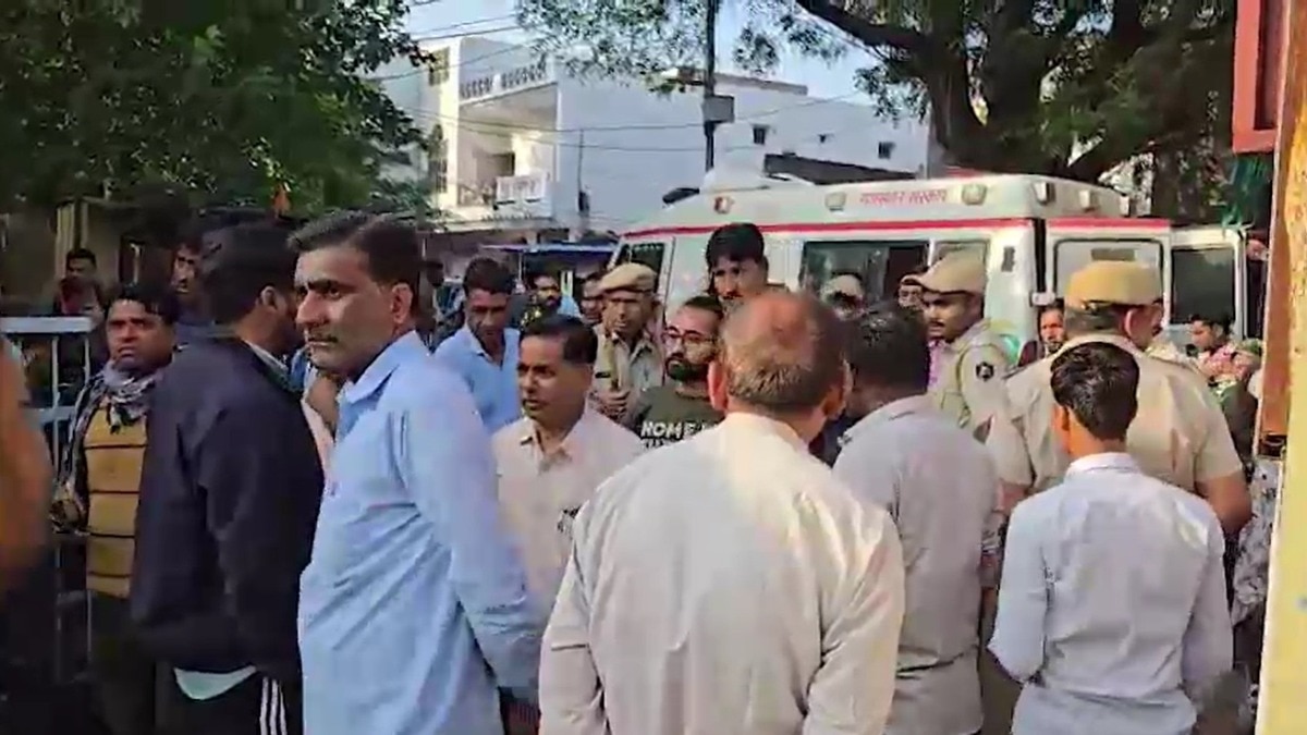 हादसे के बाद अस्पताल पहुंचे बच्चों के परिजन और अन्य रिश्तेदार. (Photo: Screengrab) 