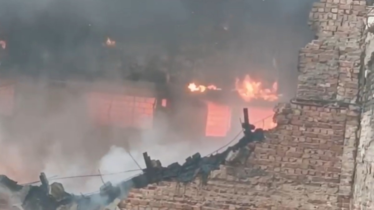 दिल्ली: वजीरपुर की बर्तन फैक्ट्री में भीषण आग, फायर ब्रिगेड की 9 गाड़ियां मौके पर जुटीं