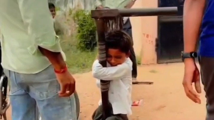 टीचर भी इस नजारे को देखकर मुस्कुरा उठे.(Photo: Screengrab)