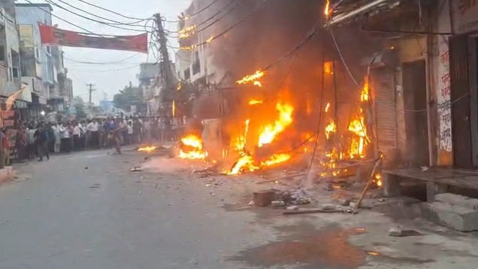 गाजियाबाद के इलेक्ट्रॉनिक्स शोरूम में लगी भीषण आग, लाखों का हुआ नुकसान