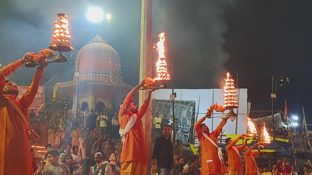प्रयागराज में देवउठनी एकादशी का दिव्य नजारा... हजारों दीयों से जगमगाया बलुआ घाट