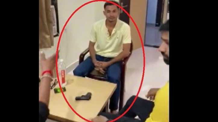 Akash Yadav with fake pistol. (Photo: Screengrab)