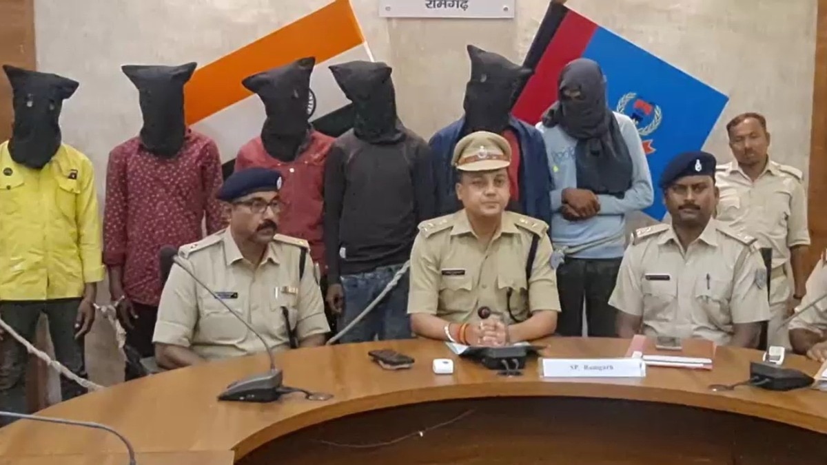 पुलिस गिरफ्त में चोर. (Photo: Screengrab)