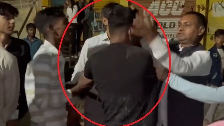 UP: मेले में महिलाओं से छेड़खानी कर रहा था मनचला, लोगों ने पकड़कर पीटा