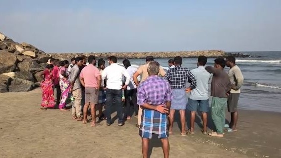 समुद्री लहरों ने छीन ली चार जिंदगी  (Photo: Screengrab)