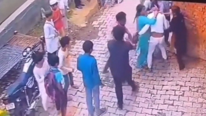 गूंजती रहीं चीखें और..., सातों दबंग बन गए हैवान! मां-बेटी के सामने बेटे को पीटा, Video