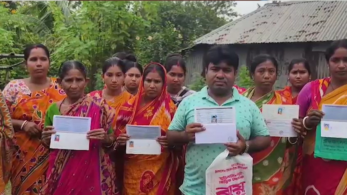 SIR के खौफ से बीरभूम के कई इलाकों में दहशत,  डर से बैंक खाते खाली कर रहे हैं लोग