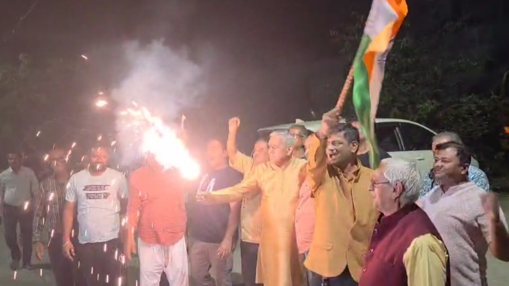 बेटी की जीत पर छलक पड़े दीप्ति के पिता के आंसू, सड़क पर उतरकर मनाने लगे जश्न