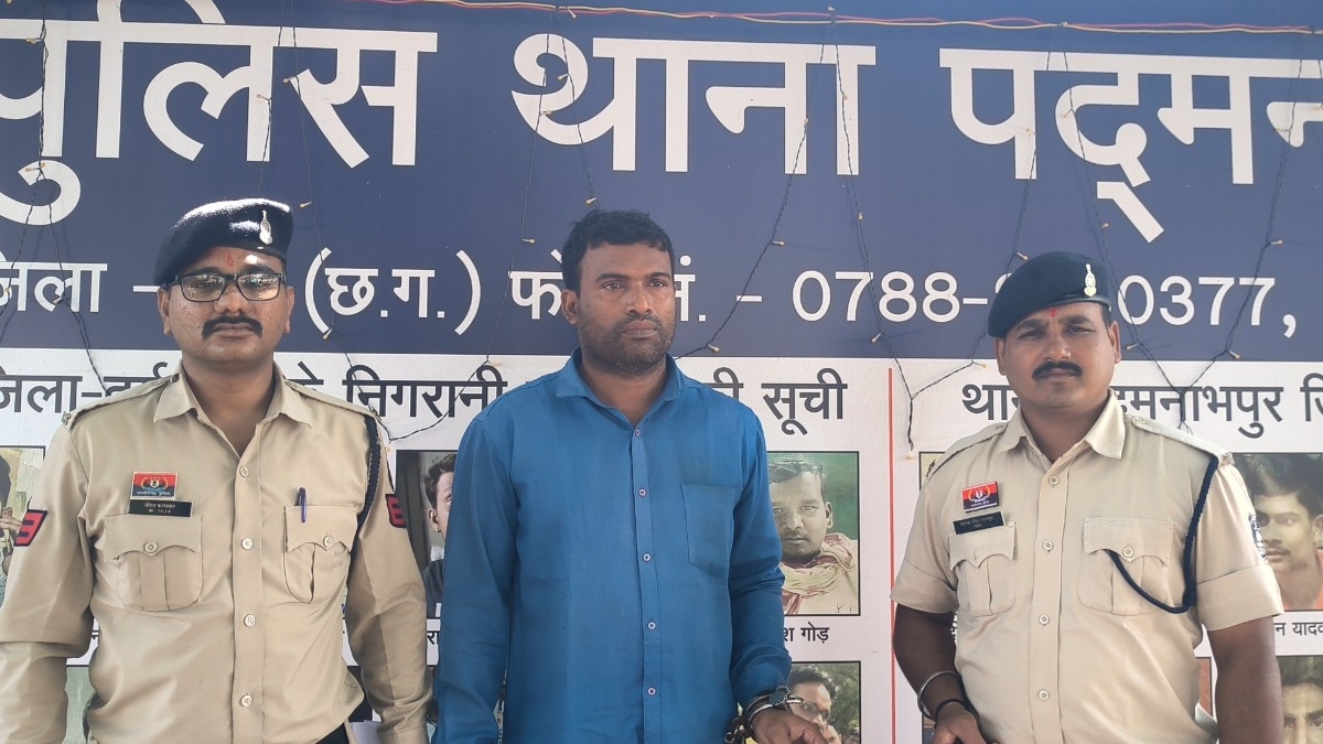 पुलिस गिरफ्त में जीजा का हत्यारा साला. (Photo: Raghunandan Panda/ITG)