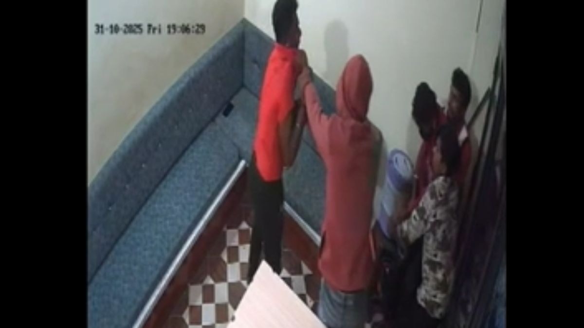 ऑफिस में घुसे और कर दिया लड़कों पर खूनी हमला, डरा देने वाला CCTV वीडियो वायरल