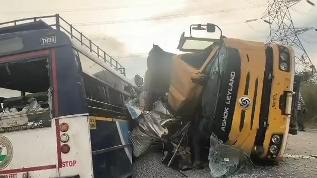 ट्रक-बस के बीच हुई टक्कर में 16 लोगों की मौत, तेलंगाना में भीषण सड़क हादसा