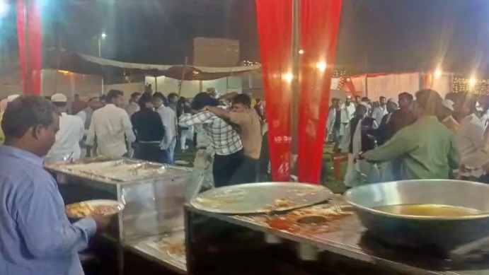 चिकन फ्राई के लिए छिड़ी जंग! आपस में भिड़े बाराती-घराती, 15 घायल, पुलिस ने कराया निकाह - Fight over chicken fry in wedding 15 injured reception Bijnor police arrange Nikah lclam - AajTak