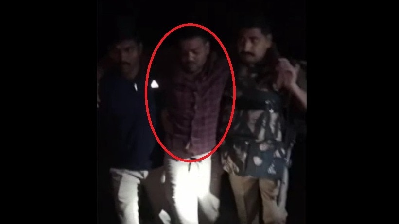 एनकाउंटर के बाद गिरफ्तार गैंगस्टर. (Photo: Screengrab)