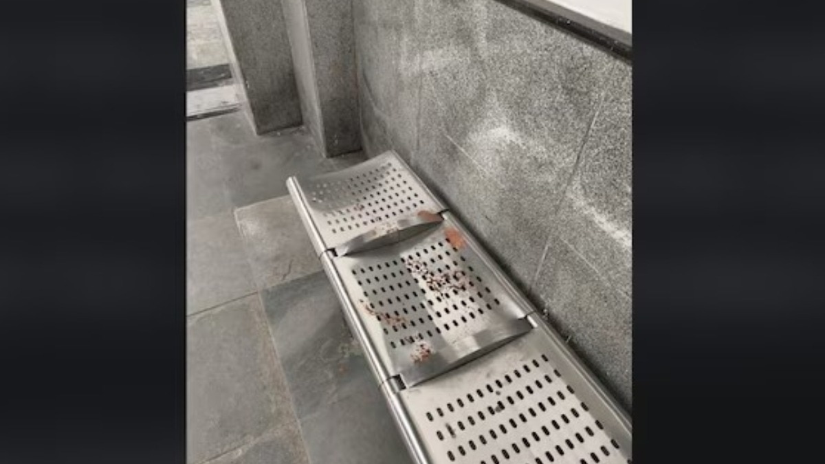Delhi Metro में गुटखे से सनी सीट की तस्वीर वायरल, लोगों ने कहा-'थोड़ा तो शर्म करो!'