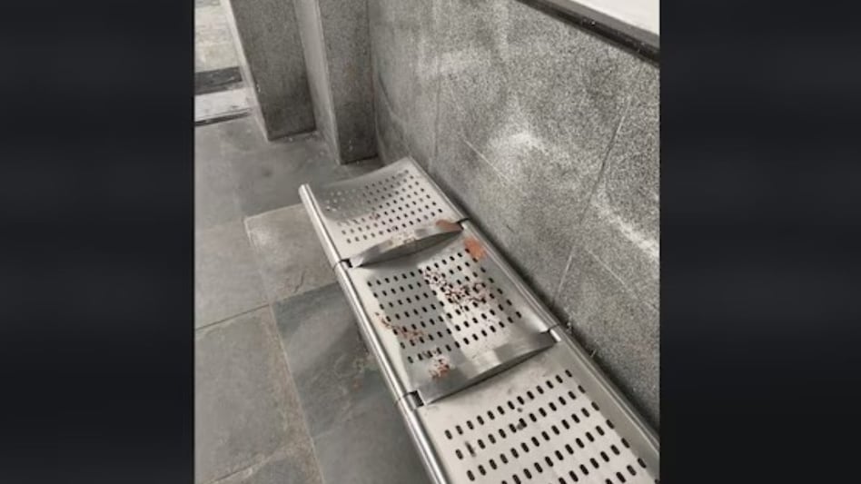 दिल्ली मेट्रो स्टेशन का हाल भी रेलवे स्टेशन जैसा हो गया दिल्ली मेट्रो स्टेशन का हाल भी रेलवे स्टेशन जैसा हो गया