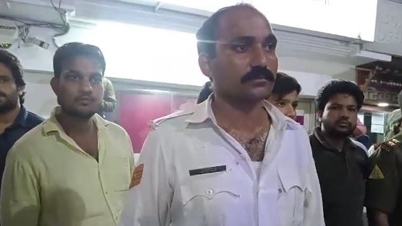 ट्रैफिक पुलिसकर्मी की हुई पिटाई  (Photo: Screengrab)