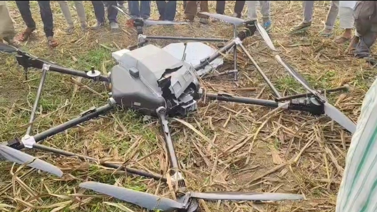 रहस्यमयी ड्रोन से थर्राया हापुड़! आधी रात गांव में आ गिरा 150 किलो का उड़ता Drone कैमरा, पुलिस ने कब्जे में लिया