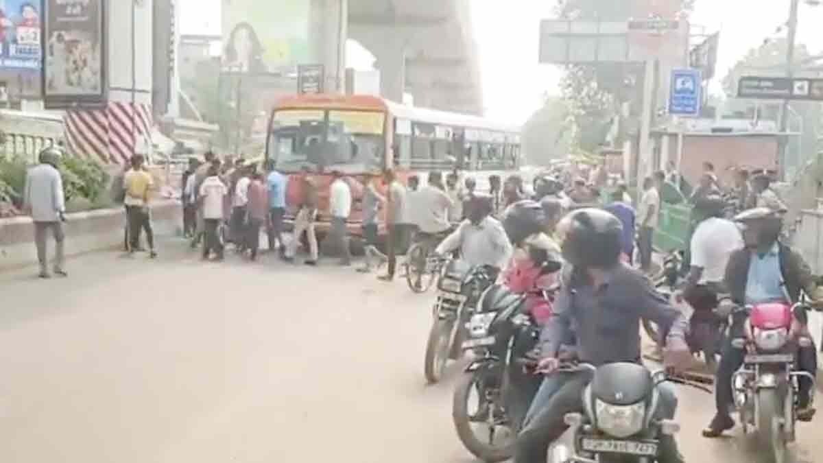 डवेज बस चालक और ट्रैफिक सब इंस्पेक्टर के बीच विवाद (Photo: Screengrab) 