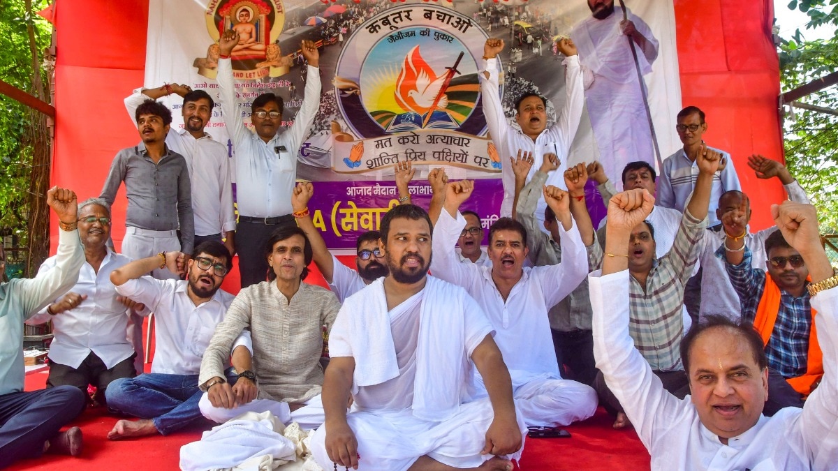 दादर कबूतरखाना बंद करने के खिलाफ जैन मुनि निलेशचंद्र विजय ने मुंबई में भू-जल त्याग अनशन शुरू किया (Photo: PTI)