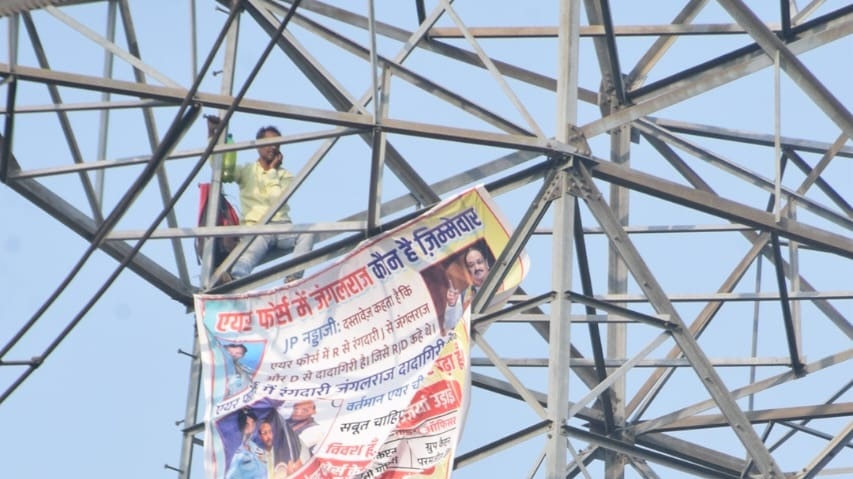 पेंशन न मिलने से परेशान एयरफोर्स का जवान, हाथ में बैनर लेकर हाई वोल्टेज टावर पर चढ़ा