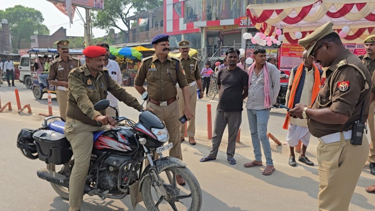 कौशांबी: 'नियम सबके लिए समान हैं...', बिना हेलमेट पुलिसकर्मी का भी कटा चालान, DM-SP ने दिलाई शपथ