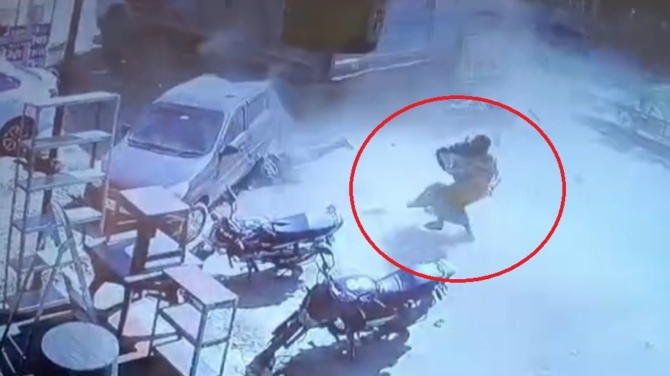 जयपुर डंपर हादसे में मौत को मात देते हुए बच निकली महिला. (Photo: Himanshu Sharma/ITG)