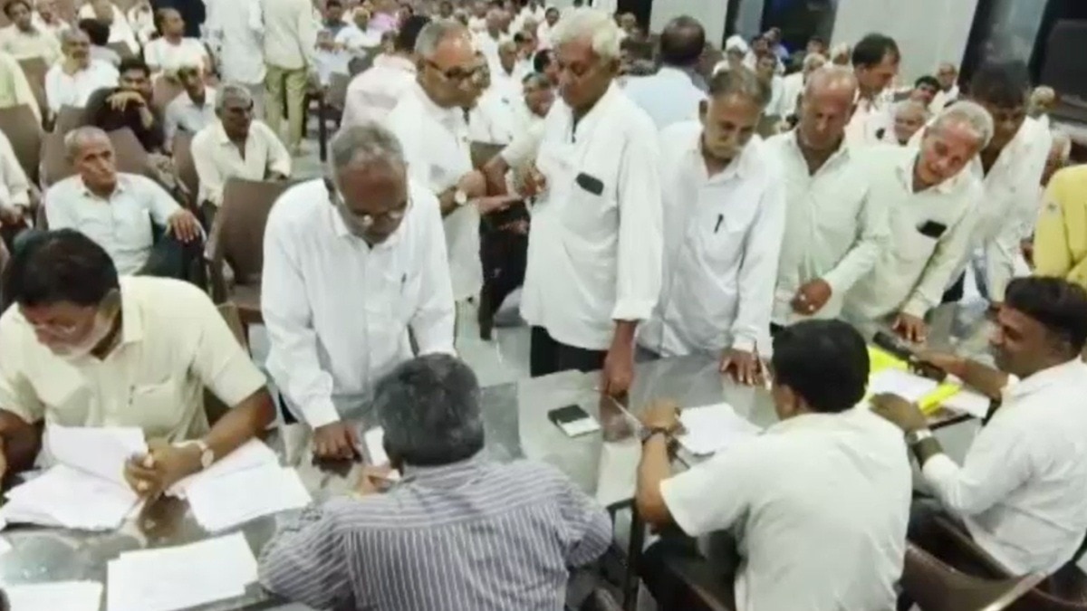 अकेले पूरे गांव का Loan चुका डाला... 300 किसानों को बनाया 'कर्जमुक्त'; 30 साल का उतारा भार