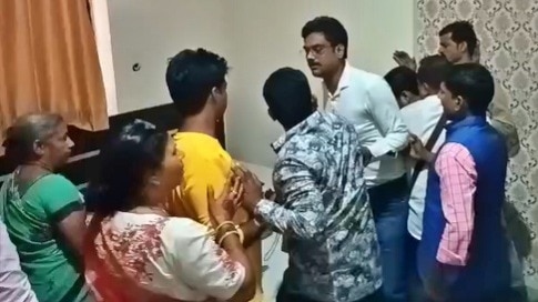 मथुरा में फेरों के बाद दूल्हे की पिटाई (Photo- Screengrab) मथुरा में फेरों के बाद दूल्हे की पिटाई (Photo- Screengrab)