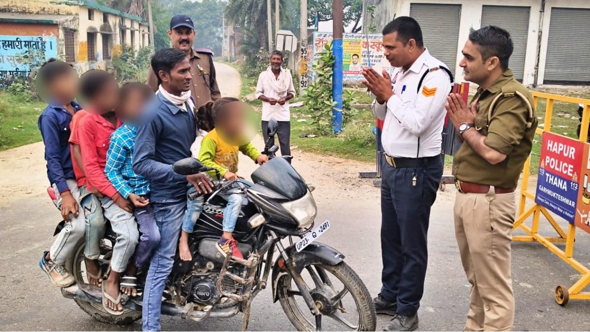 बाइक के सामने हाथ जोड़कर खड़े हो गए पुलिसकर्मी! बैठी थी 7 सवारियां; ₹7000 का कटा चालान