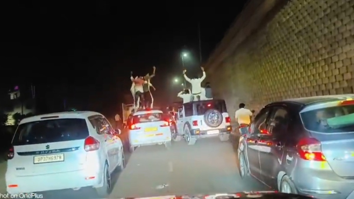 चलती कारों की छतों पर चढ़कर किया डांस... हाईवे पर स्टंट और हुड़दंग का वीडियो वायरल