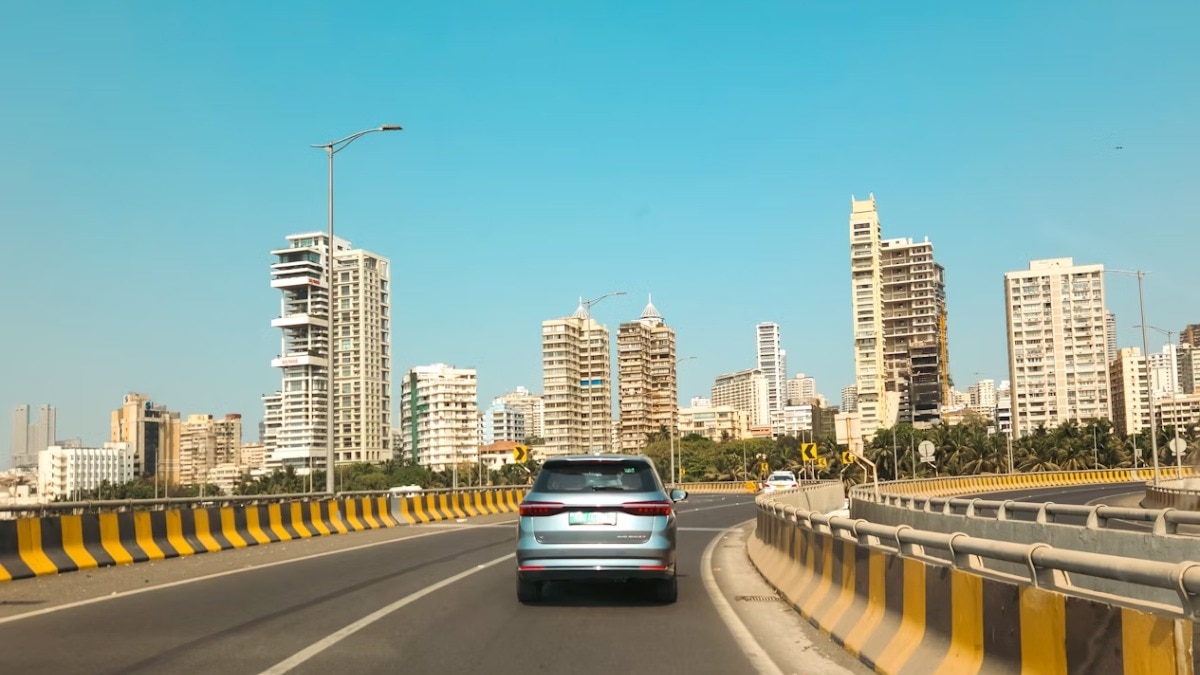 मुंबई के लिंकिंग रोड पर पुराने फ्लैटों के लिए बिल्डर क्यों दे रहे हैं मुंह मांगी कीमत